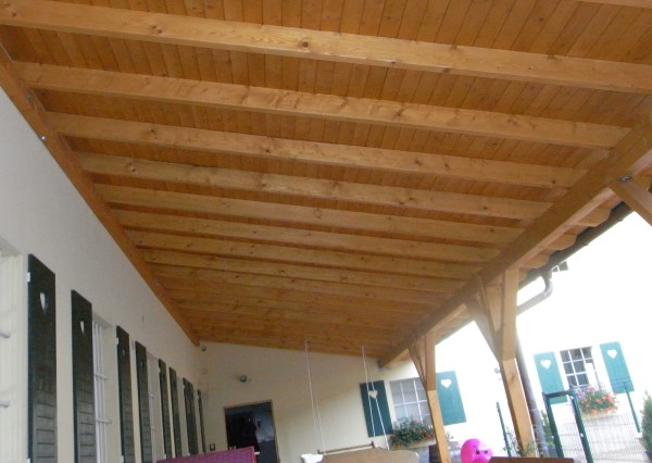 Holzüberdachung auf Terrasse